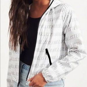 Hollister windbreaker!🤍